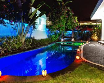D&G Villas Nusa Dua - South Kuta - Piscina