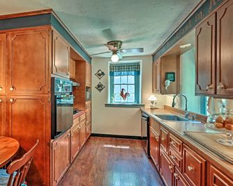 Pool & Courtyard: Timeless Home in Lansdale - Lansdale - Kitchen