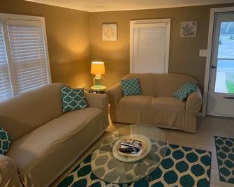 Cozy 3bdr Matunuck Beach Cottage - South Kingstown - Wohnzimmer