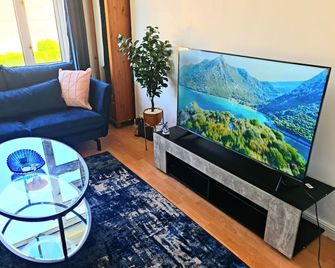 Apartment Sleeps 7 Near Attractions - Dundee - Living room