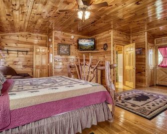 5'O Clock Somewhere - Sevierville - Bedroom