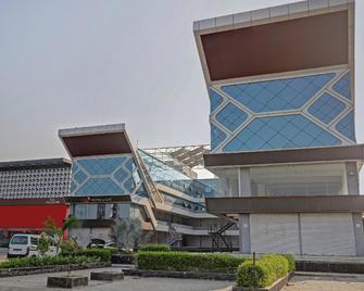 Collection O Hotel Devnisha - Mahesāna - Building