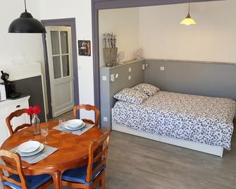 Avant Garde - Furnished Studio In The Heart Of Unesco Monument - Blaye - Schlafzimmer
