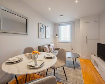 Cosy 1 Bedroom Apartment in the Heart of Eastleigh - Eastleigh - Dining room