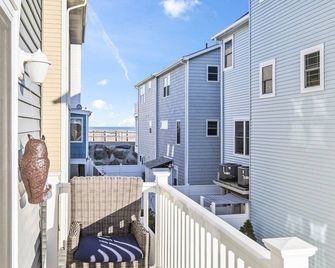 Breezy Sea Bright Stay | Walk to Beach & Unwind - Sea Bright - Balcony