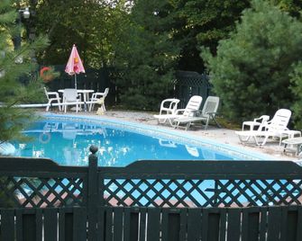 Motel Le Saint-Adèle - Sainte-Adèle - Piscina