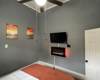 Newly Remodeled The Southern Blue Hideaway - Fitzgerald - Bedroom