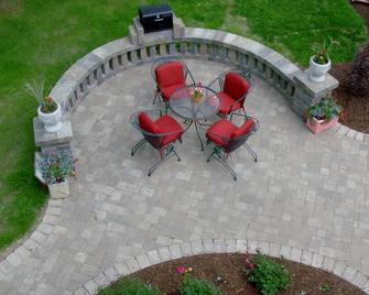 Relax & Revisit your Yesterdays with a Retro Staycation! - Belle Vernon - Innenhof