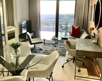 5 Star Elegant Apartments, Ellipse, Waterfall City, Midrand, Johannesburg - Midrand - Living room