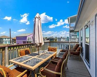 Cute and Cozy Canal Home -Short Distance to the Beach - Jamaica Beach - Balcony