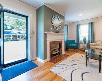 Waterfront Edenton Bay Cottage - Walk to Dtwn - Edenton - Wohnzimmer