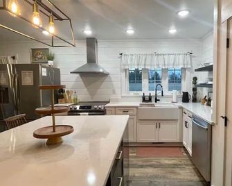 Hearth & Heartland Farmhouse-3 private acres Family Friendly - Elizabethtown - Cocina