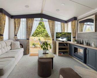 Lake View Escape - Fishing Lakes, Heated Outdoor Swimming Pool 500yrds on Sister Park , Pool Open April to September - Cheriton Bishop - Soggiorno