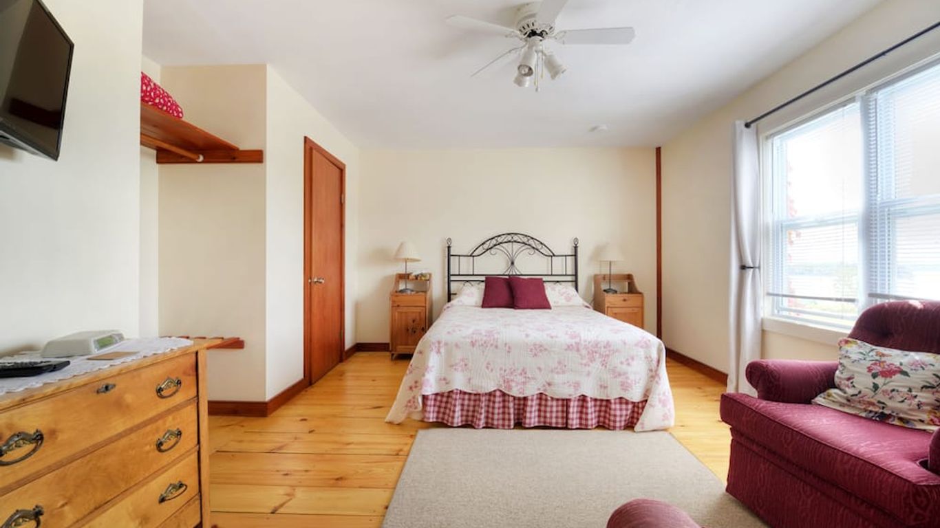 Bayview Pines Country Inn B&B