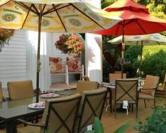 House Of 1833 Bed And Breakfast - Mystic - Patio