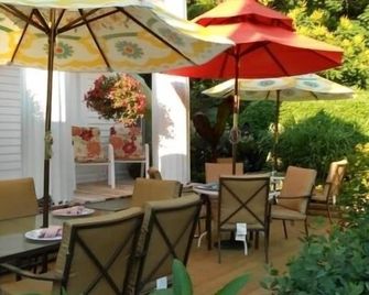 House of 1833 Bed & Breakfast Resort - 米斯蒂克 - 天井