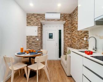 Whome Live the Lisbon Dream - Cobblestones & Culture - Cascais - Dining room