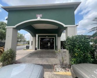 La Posada Inn By OYO Brownsville - Brownsville - Gebouw