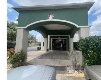 La Posada Inn By OYO Brownsville - Brownsville - Building