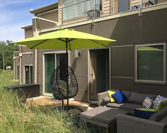 Lovely Home - Free Nat'l Park Pass! Miller Beach & Indiana Dunes National Park - Gary - Patio