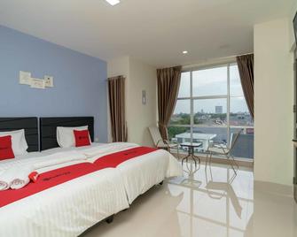 RedDoorz Plus Near Eka Hospital Bsd 5 - South Tangerang City - Ložnice