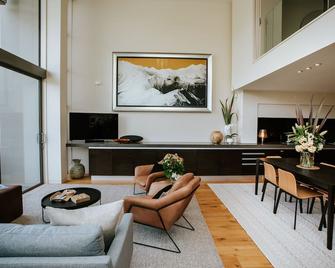 Lake Edge - Sleeps 6 - Centrally Located - Lake & Mountain Views - Wanaka - Living room