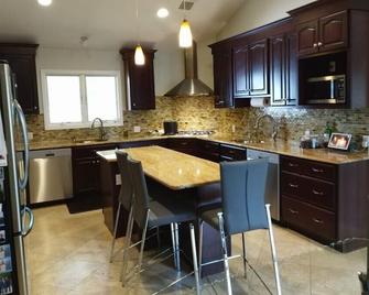 Big house and beautiful huge yard, close to NYC - Teaneck - Kitchen