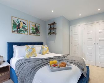 Elliot Oliver- Charming 1 Bed Apartment - Gloucester - Bedroom