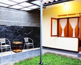 De Orange Pasteur Guest House - Bandung - Patio