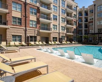 Light Rail Access, Gym & Pool, Walk to Restaurants, South End - Charlotte - Piscina