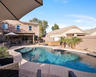 Hidden Paradise - El Mirage 15 minutes to Cardinal Stadium and city attractions! - El Mirage - Piscina