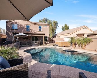 Hidden Paradise - El Mirage 15 minutes to Cardinal Stadium and city attractions! - El Mirage - Piscina