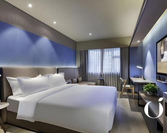 Orange Hotel Select Qingdao Wusi Square - تشينغداو - غرفة نوم