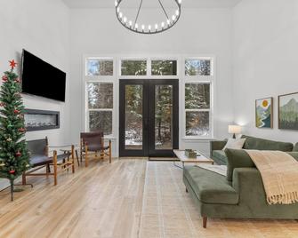 Wagon Wheel Hideaway - All season new build home near Tamarack Resort & Lake Cascade - Donnelly - Living room