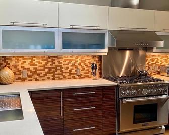 Downtown Mainstreet Penthouse 1br Five Star Rental With Parking Overlooking Main - Durango - Kitchen