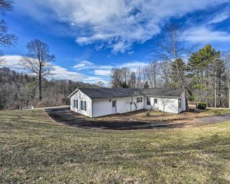 Serene Blue Ridge Getaway in Galax with Yard! - Galax - Building