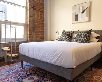 Historic 1 Br Apt With Exposed Brick Loft Downtown - Roanoke - Bedroom