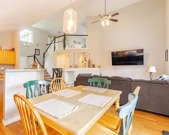 Peaceful neighborhood home, spacious & cozy with plenty of beds! - Erie - Comedor