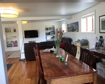 28 Gates Luxury Farmstay and Fishery - New Norfolk - Eetruimte