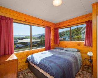A Classic Kiwi Bach in South Bay - Kaikoura - Bedroom