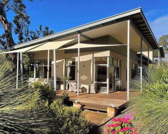 White Tree Retreat Yallingup hills - Busselton - Building
