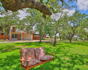 Pancho and Lefty's - Happy Days Escape. 50's Themed getaway! - Wimberley - Патіо