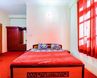 Midway Resorts - דרמאסאלה - חדר שינה