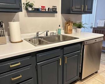 Upside Inn - Bourbonnais - Kitchen