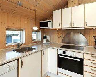 Captivating Holiday Home in Ringkøbing With Sauna - Ringkøbing - Kitchen