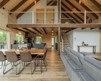 Luxurious 5BR wood chalet, spa, fireplace, AC, high-speed Internet, kid-friendly - Entrelacs - Dining room