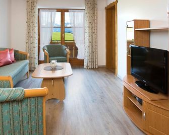 Salenberghof Ferienwohnung Traumblick - Rieden am Forggensee - Wohnzimmer