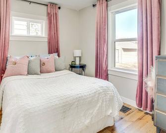 Pet-Friendly Watertown Home about 1 Mi to Downtown! - Watertown - Schlafzimmer