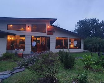 Outbox Inn - Santa Elena - Building