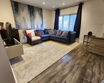 Cozy 3BR Apartement, 15m Downtown, 10m Airport, Quiet neighborhood Very walkable - Montreal - Living room